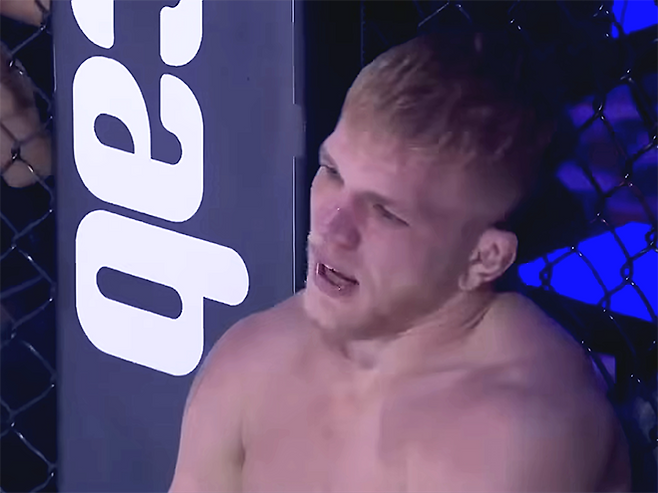 ONE Championship 5경기 출신 도전자 이반 파르시코프가 2025년 8월 베트남 붕따우 더그랜드 호짬 특설 케이지 타이틀매치가 끝난 후 제2대 AFC 밴텀급 챔피언 송현종한테 고생한 것을 숨기지 못하고 있다. 사진=Angel‘s Fighting Championship