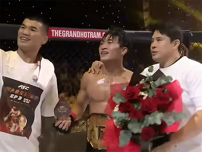 제2대 AFC 밴텀급 챔피언 송현종이 2025년 8월 베트남 붕따우 더그랜드 호짬 특설 케이지 타이틀 1차 방어 성공 기념 촬영을 하고 있다. 왼쪽은 대한민국 UFC 24호 파이터 고석현, 오른쪽은 HAVAS 이정원 관장. 사진=Angel‘s Fighting Championship