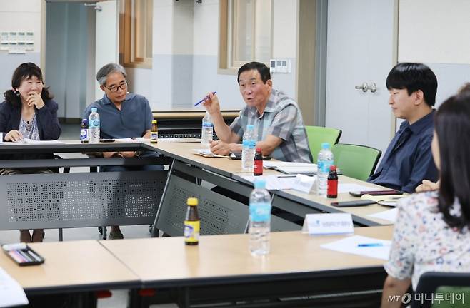 지난 12일 전북 익산시 농촌자원공유센터에서 열린 농촌신활력플러스 액션그룹 간담회에 참석한 강승희 탑고지마을 이장(오른쪽 3번째)이 마을전자상거래를 활용한 특산물 '뒤안마늘' 판매 사례를 설명하고 있다./사진=농식품부 /사진=농식품부