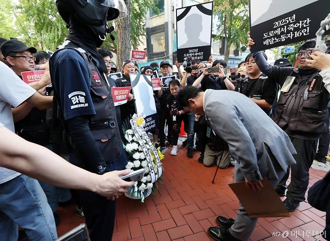 김영훈 고용노동부 장관이 12일 오후 서울 중구 민주노총에서 열린 간담회에 앞서 라이더유니온 조합원들로부터 배달노동자 산재 사고 대책을 촉구하는 서한문을 전달받은 후 허리 숙여 인사하고 있다.   김 장관은 지난 2010년 1월부터 2012년 11월까지 민주노총 제6기 9대 위원장을 지냈다.  2025.8.12/뉴스1  Copyright (C) 뉴스1. All rights reserved. 무단 전재 및 재배포,  AI학습 이용 금지. /사진=(서울=뉴스1) 오대일 기자