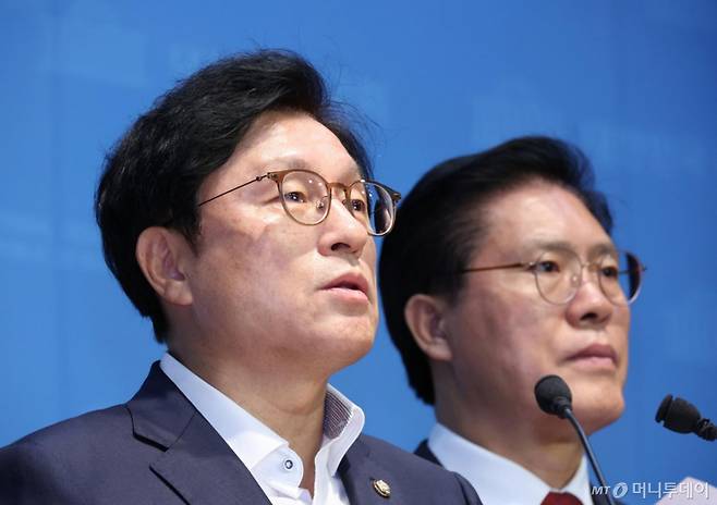 [서울=뉴시스] 김금보 기자 = 박형수 국회 법제사법위원회 국민의힘 간사를 비롯한 의원들이 7일 오전 서울 여의도 국회 소통관에서 현안 관련 기자회견을 하고 있다.  법사위 국민의힘 의원들은 주식 차명거래 의혹으로 더불어민주당을 탈당한 이춘석 의원의 후임 법사위원장으로 추미애 민주당 의원이 내정된 것에 대해 규탄하며 법사위원장을 야당 몫으로 되돌려줘야 한다고 주장했다. 2025.08.07. kgb@newsis.com /사진=김금보