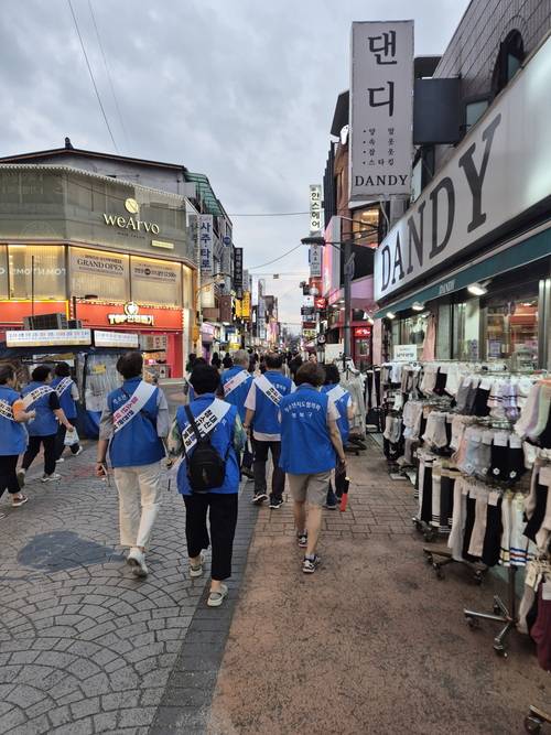 성북구청소년지도협의회 청소년지도위원들이 거리에서 활동을 하고 있다. 성북구청 제공