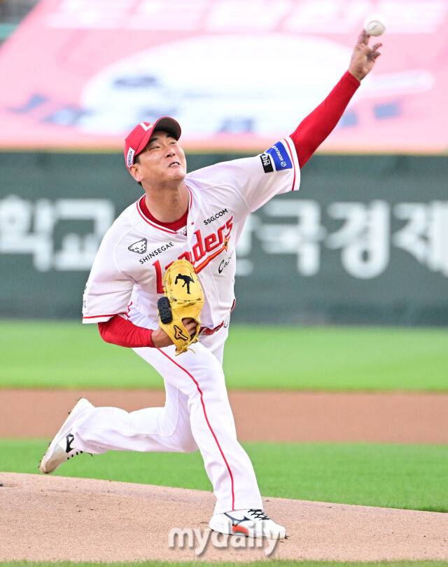 2025년 8월 7일 오후 인천 SSG랜더스필드에서 열린 '2025 신한 SOL뱅크 KBO 리그' 삼성 라이온즈와 SSG랜더스의 경기 SSG 선발투수 김광현이 역투하고 있다./마이데일리