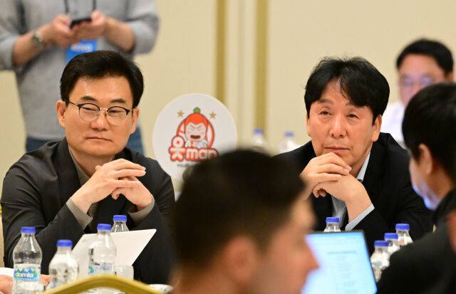 OK저축은행 권철근 단장과 신영철 감독./KOVO