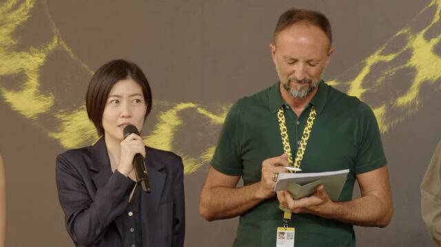 한국어로 수상소감을 말하는 심은경./로카르노 영화제