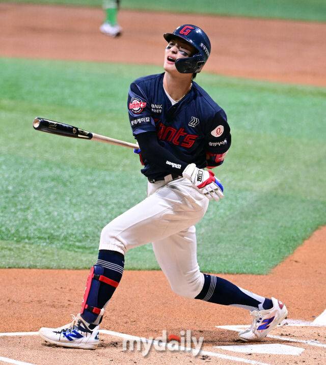 2025년 7월 23일 오후 서울 고척스카이돔에서 열린 '2025 신한 SOL뱅크 KBO 리그' 롯데 자이언츠와 키움 히어로즈의 경기. 롯데 윤동희가 1회초 2사 후 삼진을 당하고 있다./마이데일리