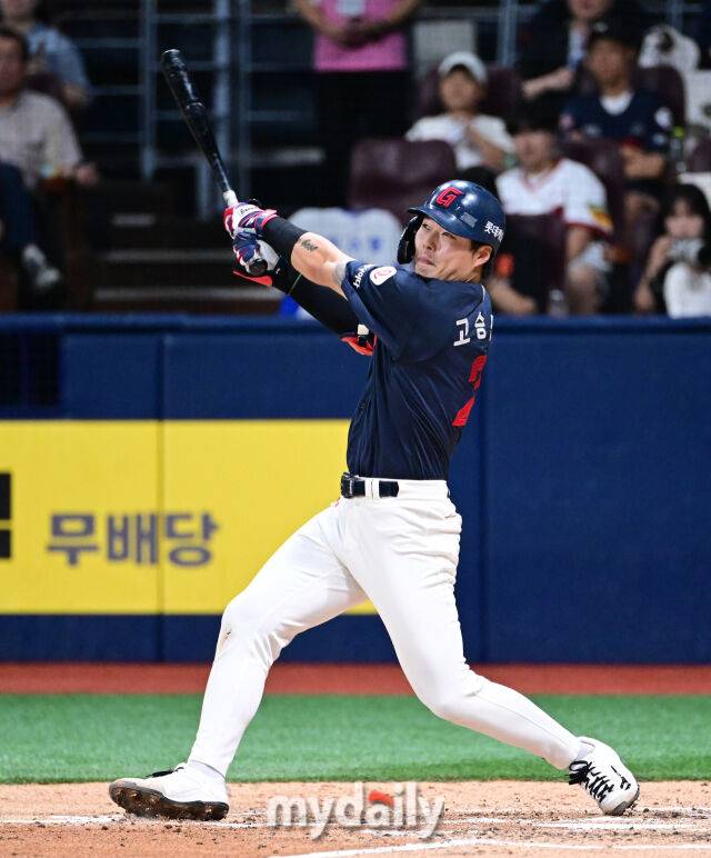 2025년 7월 24일 오후 서울 고척스카이돔에서 열린 '2025 신한 SOL뱅크 KBO 리그' 롯데 자이언츠와 키움 히어로즈의 경기. 롯데 고승민이 5회초 2사 2루서 1타점 적시타를 치고 있다./마이데일리