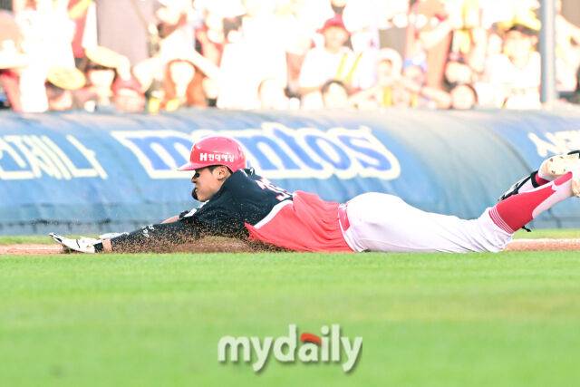 29일 오후 서울 잠실야구장에서 진행된 '2025 프로야구 KBO리그' KIA-LG의 경기. 기아 김석환이 6회말 1사 2,3루에서 2타점 적시타를 때린 뒤 3루까지 진루하고 있다./마이데일리