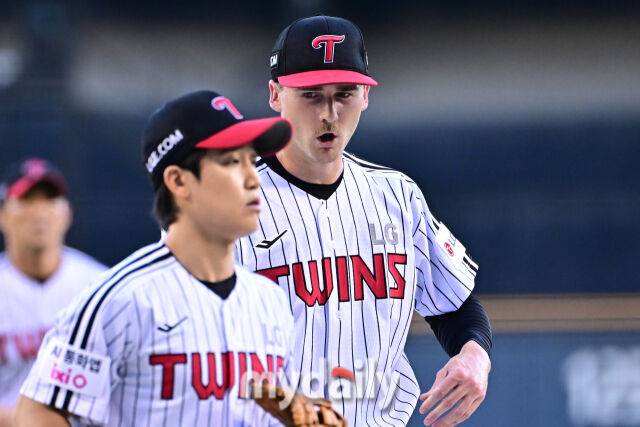 19일 서울 잠실야구장에서 열린 '2025 신한 SOL BANK KBO리그' 롯데 자이언츠와 LG 트윈스 경기.LG 선발 톨허스트가 1회 수비를 마치고 더그아웃으로 들어가고 있다./잠실=한혁승 기자