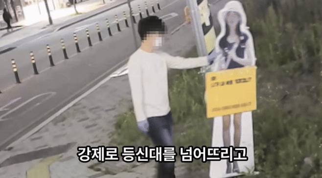19년 전 실종된 전북대 수의대생 이윤희 씨(당시 29세)의 등신대를 훼손하고 있는 남성의 모습. 이 남성은 이씨와 같은 학과 출신으로 확인됐다. [유튜브 채널 ‘이윤희 실종사건 공식채널’ 캡처]