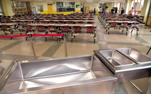 조리원 등 학교비정규직 종사자들의 사흘간 파업으로 전국 4600여개 학교가 급식을 중단한채 대체급식이나 단축수업 등을 실시했다. 급식준비로 한창 바쁠 서울의 모 초등학교 급식실이 썰렁한 모습. [헤럴드경제 DB]