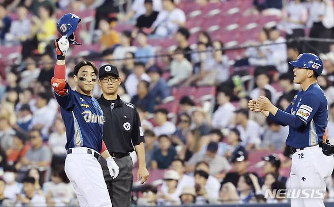 [서울=뉴시스] 김진아 기자 = 지난해 6월20일 서울 송파구 잠실야구장에서 열린 2024 KBO리그 NC 다이노스와 두산 베어스의 경기, 6회초 2사 NC 손아섭이 안타를 친 뒤 기뻐하고 있다. 손아섭은 이 안타로 KBO리그 통산 안타 수를 2505개를 기록하며 최다 안타 신기록을 수립했다. 2024.06.20. bluesoda@newsis.com