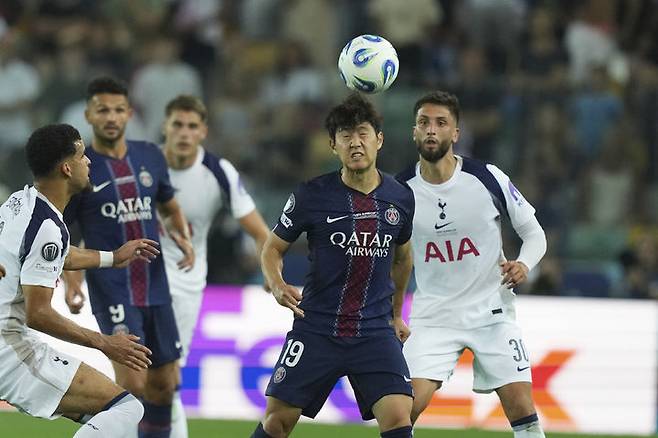 [우디네=AP/뉴시스] 파리 생제르맹(PSG, 프랑스)의 이강인이 13일(현지 시간) 이탈리아 우디네의 스타디오 프리올리에서 열린 2025 유럽축구연맹(UEFA) 슈퍼컵 토트넘 홋스퍼(영국)와의 경기 중 공을 다투고 있다. 이강인은 팀이 0-2로 끌려가던 후반 40분 추격 골을 넣었으며 PSG는 2-2로 비겨 승부차기 끝에 4-3으로 승리하고 슈퍼컵 정상에 올랐다. 2025.08.14.
