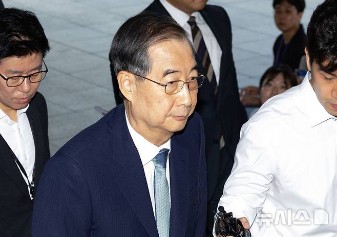 [서울=뉴시스] 황준선 기자 = 한덕수 전 국무총리가 19일 오전 서울 서초구 서울고등검찰청에 마련된 조은석 내란특검 사무실에 12.3 비상계엄 방조 등 혐의로 피의자 조사를 받기 위해 출석하고 있다. 2025.08.19. hwang@newsis.com