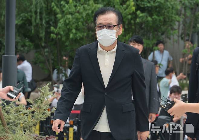 [서울=뉴시스] 김명원 기자 = ‘건진법사’ 전성배 씨가 지난 18일 오전 서울 종로구 KT광화문빌딩 웨스트에 마련된 김건희 특검 사무실에 출석하고 있다. 이날 특검은 윤석열 전 대통령 부인 김건희 여사와 김 여사의 '집사'로 알려진 김예성 씨를 동시에 소환했다. (공동취재) 2025.08.18. photo@newsis.com