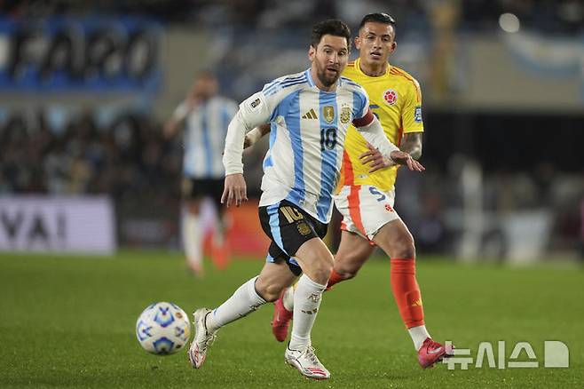 [부에노스아이레스=AP/뉴시스] 아르헨티나의 리오넬 메시가 10일(현지 시간) 아르헨티나 부에노스아이레스 모뉴멘탈 스타디움에서 열린 2026 국제축구연맹(FIFA) 북중미 월드컵 남미 예선 16차전 콜롬비아와 경기 중 공을 쫓고 있다. 아르헨티나는 전반 24분 실점하며 0-1로 끌려가고 있다. 2025.06.11.
