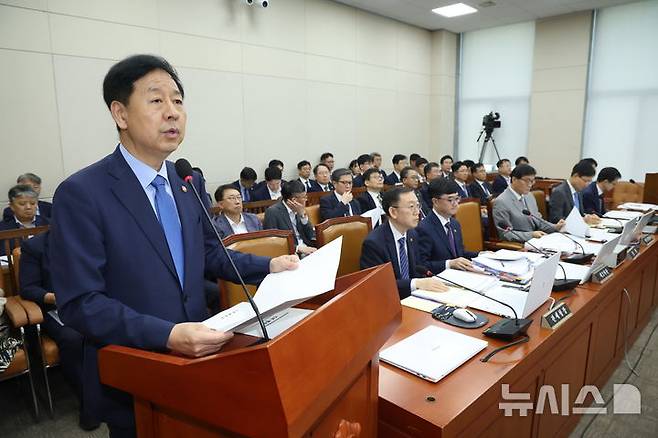 [서울=뉴시스] 고승민 기자 =  구윤철 경제부총리 겸 기획재정부 장관이 19일 서울 여의도 국회에서 열린 기획재정위원회 전체회의에서 업무보고를 하고 있다. 2025.08.19. kkssmm99@newsis.com