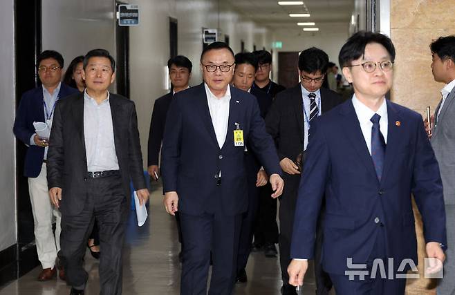 [서울=뉴시스] 김금보 기자  = 이철규(왼쪽) 국회 산업통상자원중소벤처기업위원회 위원장, 황주호(가운데) 한국수력원자력 사장, 김정관 산업통상자원부 장관이 19일 오후 서울 여의도 국회에서 전체회의 정회 중 협의를 마친 후 회의장으로 이동하고 있다. 2025.08.19. kgb@newsis.com