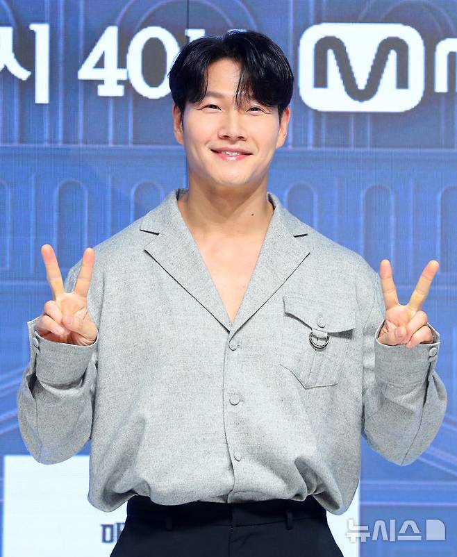 [서울=뉴시스] 김혜진 기자 = 방송인 김종국이 4일 오전 서울 강남구 엘리에나호텔에서 열린 Mnet 예능 프로그램 '커플팰리스2' 제작발표회에서 포즈를 취하고 있다.'커플팰리스'는 완벽한 결혼 상대를 찾는 싱글남녀들을 위한 대규모 커플 매칭 서바이벌로, '결혼정보회사(결정사)' 못지않은 극사실적 매칭 시스템을 통해 평생을 함께하고 싶은 동반자를 찾는 스토리를 담아낸다. 오는 5일 오후 10시 40분 첫 방송. 2025.02.04. jini@newsis.com