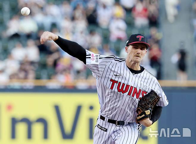 [서울=뉴시스] 김진아 기자 =  19일 서울 송파구 잠실야구장에서 열린 2025 KBO리그 롯데 자이언츠와 LG 트윈스의 경기, LG 톨허스트가 역투하고 있다. 2025.08.19. bluesoda@newsis.com