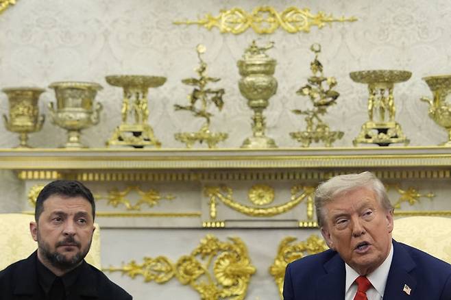 [워싱턴=AP/뉴시스]도널드 트럼프 미국 대통령이 18일(현지 시간) 미 워싱턴DC 백악관 집무실에서 볼로디미르 젤렌스키 우크라이나 대통령과 양자회담에 앞서 취재진 질문에 답변하고 있다. 2025.08.19.