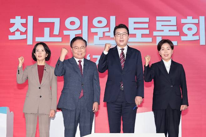 18일 서울 강서구 ASSA 아트홀에서 열린 국민의힘 8·22 전당대회 출마 최고위원·청년최고위원 후보 토론회에서 최고위원에 출마한 최수진(왼쪽부터), 김재원, 신동욱, 양향자 후보가 기념촬영하고 있다. 연합뉴스