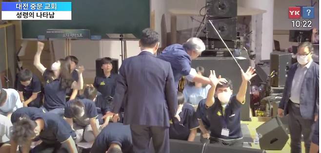 학생들을 쓰다듬고 있는 사랑제일교회 전광훈 목사. 유튜브 'LJ아카데미' 캡처