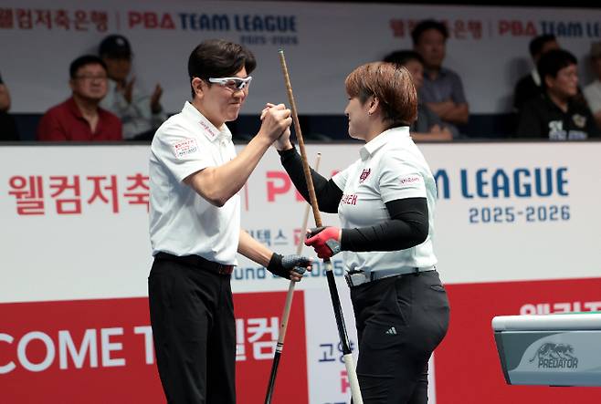 크라운해태 주장 김재근(왼쪽)과 히가시우치 나쓰미. PBA