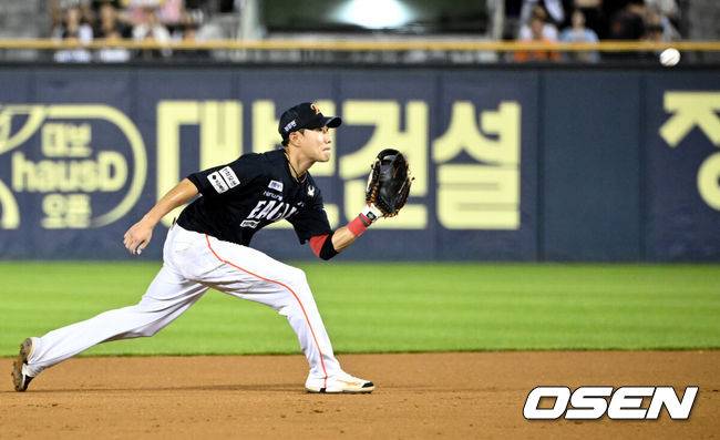 [OSEN=잠실, 조은정 기자]22일 오후 서울 잠실야구장에서 2025 신한 SOL Bank KBO리그 두산 베어스와 한화 이글스의 경기가 열렸다.이날 두산은 잭로그, 한화는 문동주를 선발로 내세웠다. 7회말 1사 한화 유격수 심우준이 두산 박준순의 유격수 플라이를 처리하고 있다. 2025.07.22 /cej@osen.co.kr