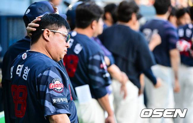 [OSEN=잠실, 박준형 기자] 19일 오후 서울 잠실구장에서 ‘2025 신한 SOL BANK KBO리그’ LG 트윈스와 롯데 자이언츠의 경기가 진행됐다.이날 LG는 톨허스트를, 롯데는 벨라스케즈를 선발투수로 내세웠다.경기 앞서 롯데 김태형 감독이 국민의례를 위해 그라운드로 나서고 있다.  2025.08.19 / soul1014@osen.co.kr