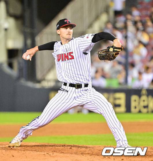 [OSEN=잠실, 박준형 기자] 19일 오후 서울 잠실구장에서 ‘2025 신한 SOL BANK KBO리그’ LG 트윈스와 롯데 자이언츠의 경기가 진행됐다.이날 LG는 톨허스트를, 롯데는 벨라스케즈를 선발투수로 내세웠다.6회초 LG 선발투수 톨허스트가 역투하고 있다.   2025.08.19 / soul1014@osen.co.kr