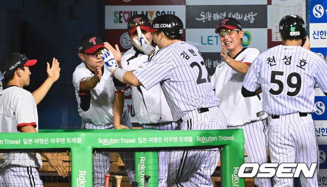 [OSEN=잠실, 박준형 기자] 19일 오후 서울 잠실구장에서 ‘2025 신한 SOL BANK KBO리그’ LG 트윈스와 롯데 자이언츠의 경기가 진행됐다.이날 LG는 톨허스트를, 롯데는 벨라스케즈를 선발투수로 내세웠다.8회말 1사 1루 LG 김현수가 2점 홈런을 날리고 코칭스태프의 축하를 받고 있다.  2025.08.19 / soul1014@osen.co.kr