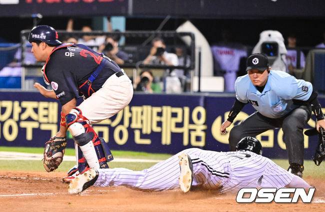 [OSEN=잠실, 박준형 기자] 19일 오후 서울 잠실구장에서 ‘2025 신한 SOL BANK KBO리그’ LG 트윈스와 롯데 자이언츠의 경기가 진행됐다.이날 LG는 톨허스트를, 롯데는 벨라스케즈를 선발투수로 내세웠다.4회말 2사 1루 LG 오지환의 선취 1타점 적시 2루타때 1루 주자 김현수가 홈 슬라이딩을 하고 있다  2025.08.19 / soul1014@osen.co.kr