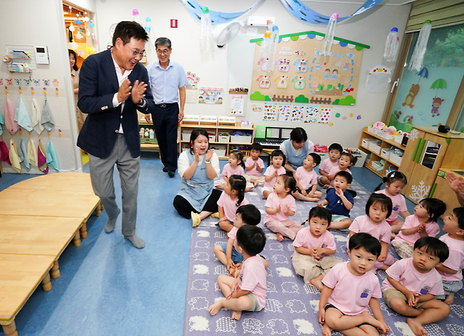 정문헌(맨 왼쪽) 서울 종로구청장이 지난달 경희궁솔빛어린이집을 찾아 아이들과 인사하고 있다. 종로구 제공