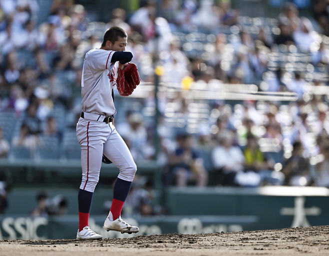 재일 한국계 민족학교 교토국제고의 투수 니시무라 잇키가 19일 일본 효고현 니시노미야시 한신고시엔 야구장에서 열린 여름 고시엔 8강전에서 땀을 닦고 있다. 2025.8.19 교도 연합뉴스