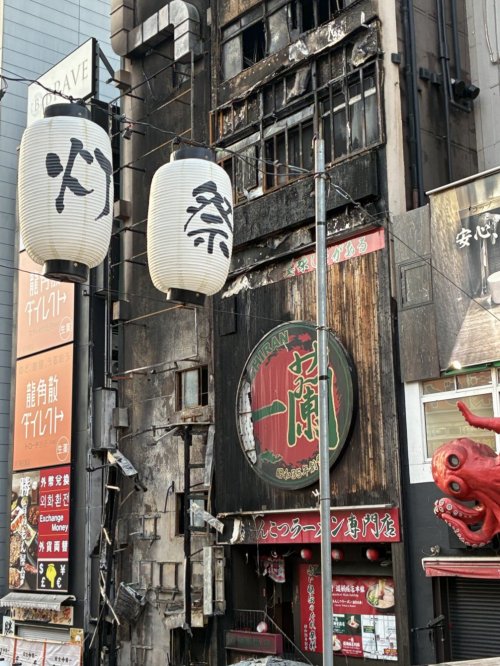 18일 오전 9시 50분쯤 오사카 번화가 도톤보리에 있는 건물에서 화재가 발생했다. 사진은 불에 타버린 건물 모습. 엑스(X) 캡처