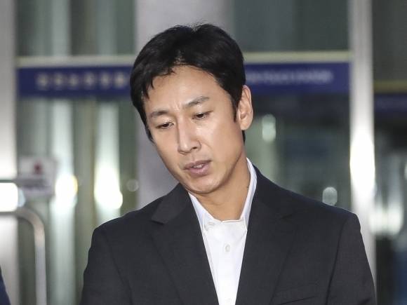 마약 투약 혐의로 입건된 배우 이선균씨가 28일 인천 논현경찰서에서 시약 검사를 마치고 귀가하고 있다. 2023.10.28 뉴시스