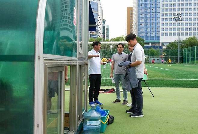 하남시의회 정병용 부의장과 오지훈 도의원이 지난 18일 시 관계자들과 하남종합운동장의 주요 야외체육시설을 둘러보고 있다. 정병용 부의장 제공