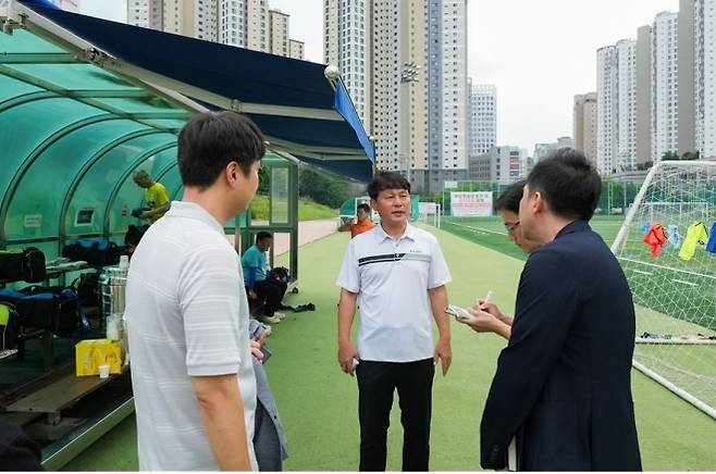 하남시의회 정병용 부의장과 오지훈 도의원이 지난 18일 시 관계자들과 하남종합운동장의 주요 야외체육시설을 둘러보고 있다. 정병용 부의장 제공