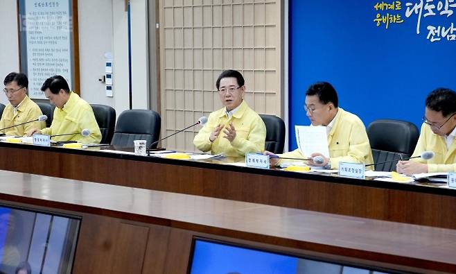 김영록 전남지사가 19일 도청 서재필실에서 실국장 정책회의를 주재하고 있다.
