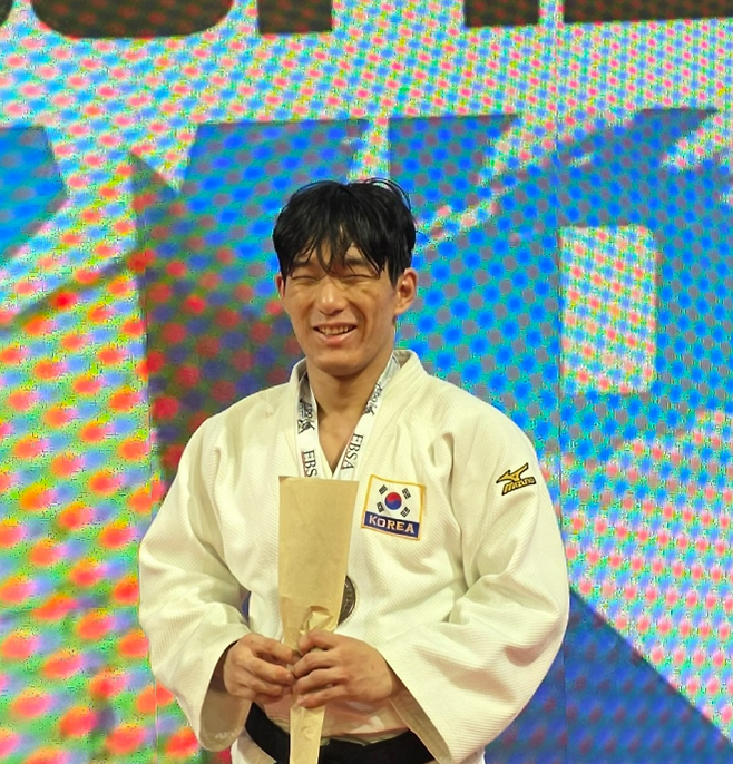 한국 장애인 유도 국가대표 김현빈이 19일(한국시간) 이집트 기자에서 열린 2025 국제시각장애인스포츠총연맹(IBSA) 유도 월드그랑프리 남자 J1 70㎏급에서 동메달을 따낸 뒤 기뻐하고 있다. 대한장애인유도협회 제공