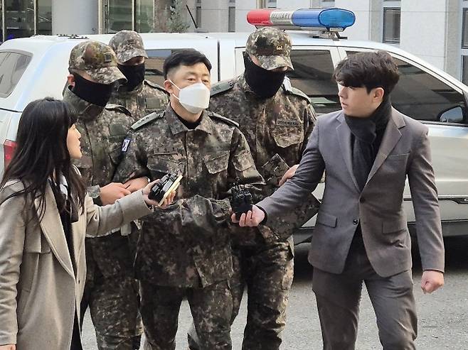 영장심사 받는 ‘햄버거집 계엄회동’ 문상호 사령관 - 12·3 비상계엄 사태 당시 중앙선거관리위원회에 병력을 투입하고 사전모의에 가담한 혐의를 받는 문상호 정보사령관이 지난해 12월 20일 오후 서울 중앙지역군사법원에서 영장실질심사에 출석하기 위해 법정으로 향하고 있다. 연합뉴스