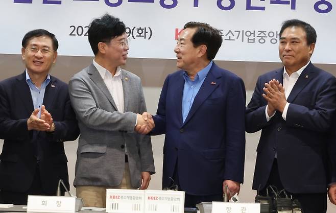 김영훈(왼쪽 두번째) 고용노동부 장관이 19일 서울 여의도 중소기업중앙회를 방문해 ‘노란봉투법’(노동조합법 2·3조 개정안) 등 현안에 대해 논의하기 앞서 김기문 중기중앙회장과 악수하고 있다. 연합뉴스