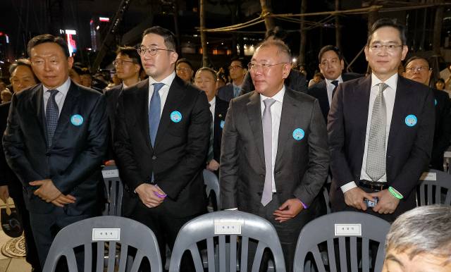 이재용(오른쪽부터) 삼성전자 회장, 정의선 현대차그룹 회장, 구광모 LG그룹 회장, 신동빈 롯데그룹 회장이 이달 15일 서울 광화문광장에서 열린 ‘제21대 대통령 국민임명식’에 참석하고 있다. 연합뉴스