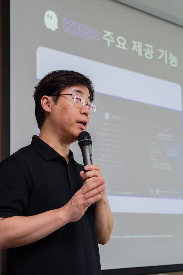 최영준 AWS 데이터 인공지능 스페셜리스트 솔루션즈아키텍트(SA) 리더가 19일 서울 강남구 AWS 사옥에서 열린 기자간담회에서 AI 에이전트 사업 전략을 소개하고 있다. 사진제공=AWS