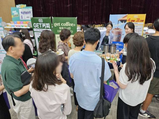 서울 강남에서 열린 ‘CU 2025 하반기 상품 컨벤션’에서 점주들이 신상품에 대한 설명을 듣고 있다. 사진 제공=BGF리테일
