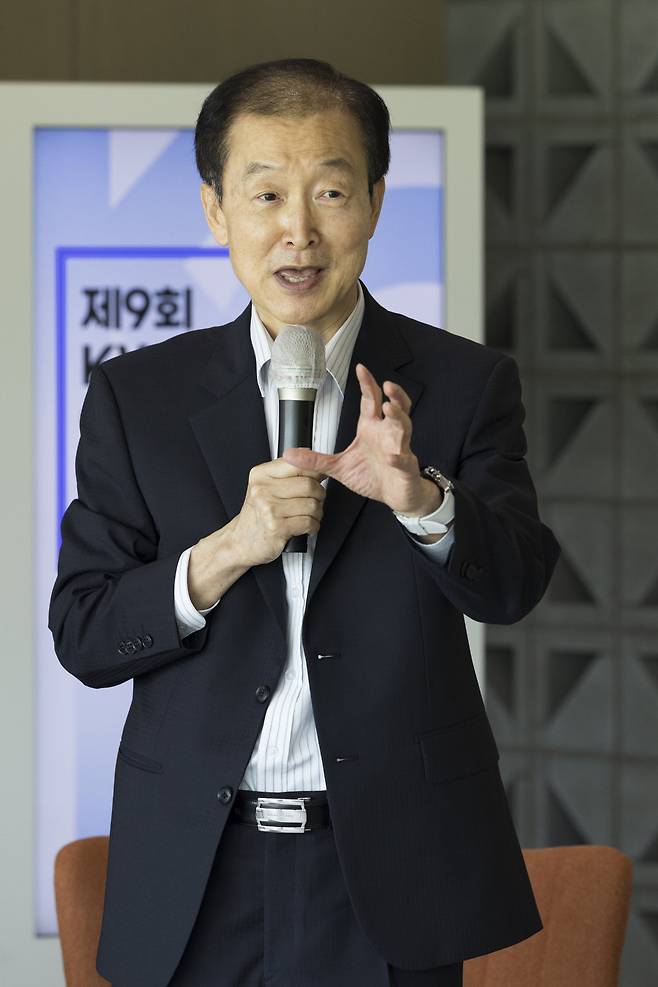 ‘제9회 KWO 나지포럼’ 토론자로 참석한 안호영 경남대 석좌교수(전 주미 특명전권대사).  조영철 기자
