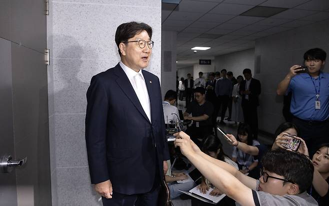 특검이 7월18일 권성동 의원의 집과 사무실을 압수수색 한 가운데 권 의원이 자신의 의원실 앞에서 관련 입장을 밝히고 있다. ⓒ시사IN 조남진