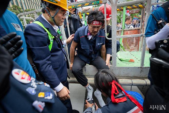 6월19일 금속노조 경남지부 거제통영고성조선하청지회 김형수 지회장이 고공농성을 마친 후 한화오션 빌딩 앞 CCTV 철탑에서 내려오고 있다. ⓒ시사IN 신선영