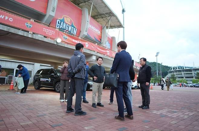 강원FC 춘천 홈경기가 열린 지난 5월 3일 경기에 앞서 육동한 춘천시장이 김병지 강원FC 대표 이사 비방 걸개를 철거하지 않았다는 이유로 출입을 제한당해 경기장 밖에 서 있다. 연합뉴스